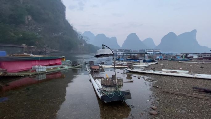 中国广西省兴平镇附近，鸬鹚渔民正在漓江上准备夜间捕鱼。