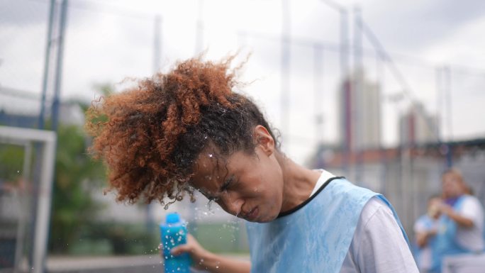 女足球运动员喝水弄湿自己