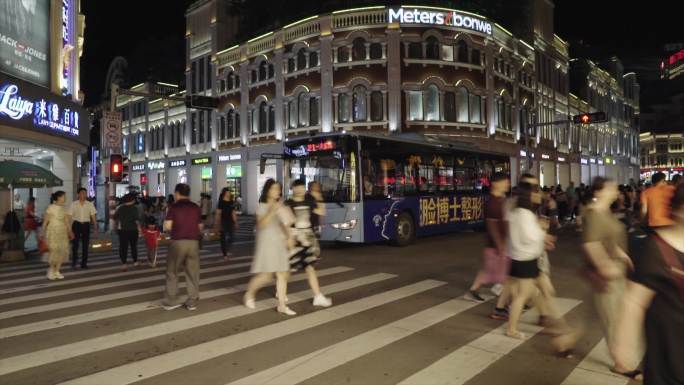 十字路口人流 厦门中华城城市里的车流人流