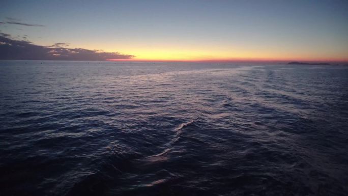 黄昏的海面，船上视角