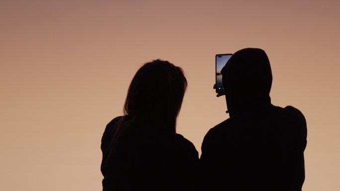 情侣，看日出，背影，手机拍摄