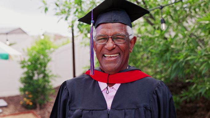 一位非洲裔美国高级毕业生的肖像