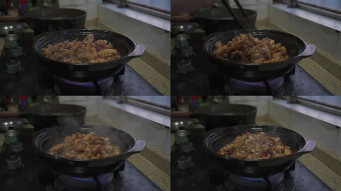 粤菜厨房里一位厨师在制作广式啫啫鸡煲