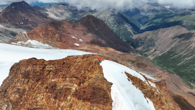 航拍登顶沙鲁里山脉尼登贡嘎峰登山者