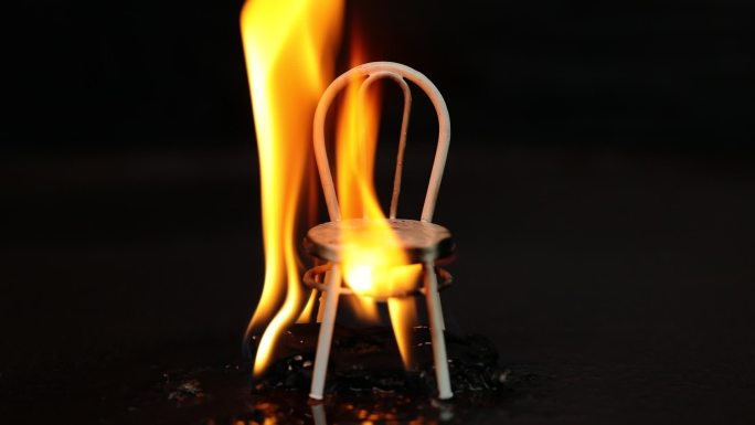 燃烧的椅子被火焰包围