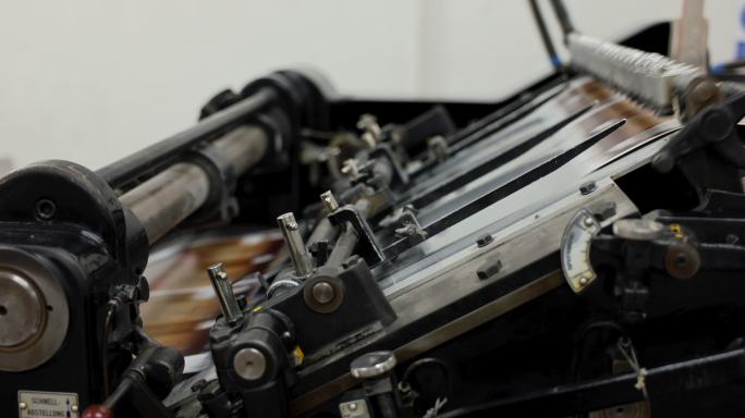印刷厂的自动化机器，切割和堆叠印刷介质