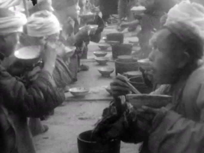 1930年南京扬子江上船夫用餐