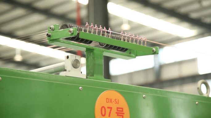 实拍现代化工厂生产车间设备齿轮转动拉线