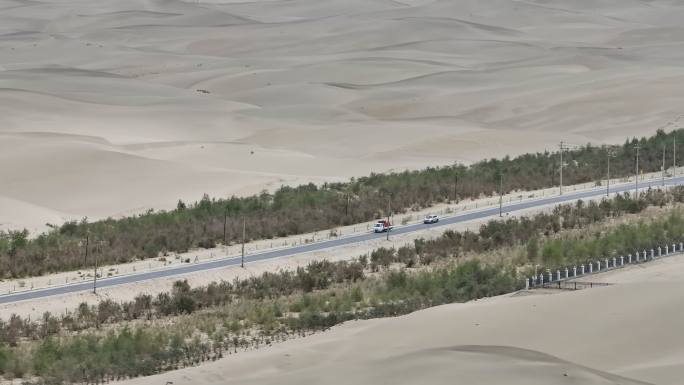 航拍塔克拉玛干 沙漠公路加油站