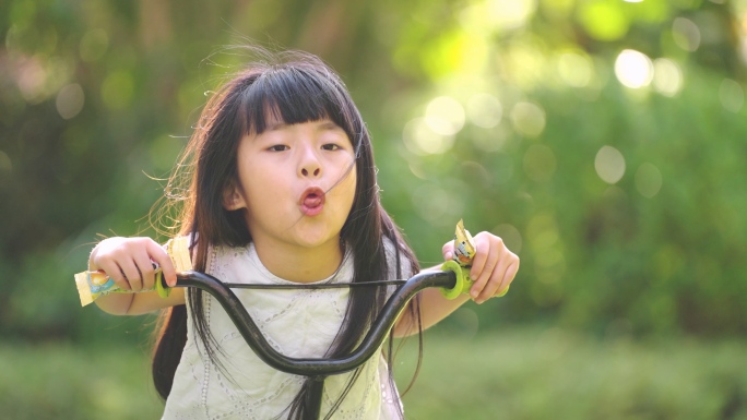 实拍小女孩悠闲玩耍