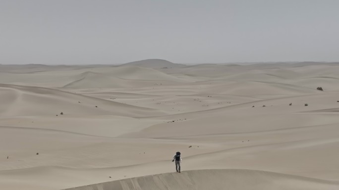 新疆塔克拉玛干沙漠中一个人在行走