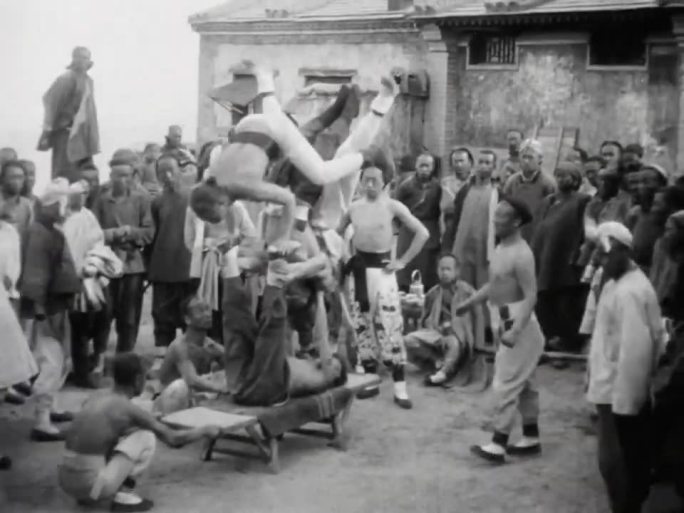 1920年北平街上表演的江湖艺人