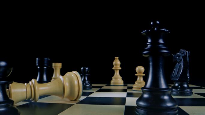DS在一场国际象棋比赛中，白人男性手从白人国王身上翻过