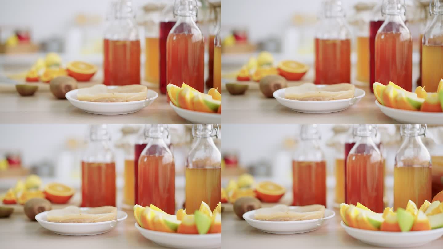 自制发酵生红茶菌茶，一瓶装不同口味。厨房里的健康天然益生菌风味饮料，包括配料、奇异果橙、青苹果