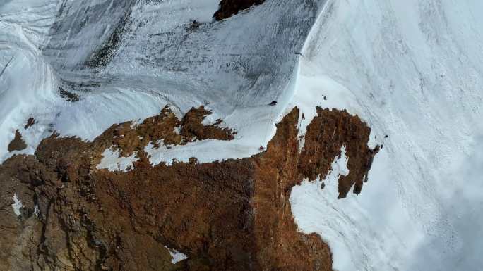 攀登沙鲁里山脉尼登贡嘎峰登山者