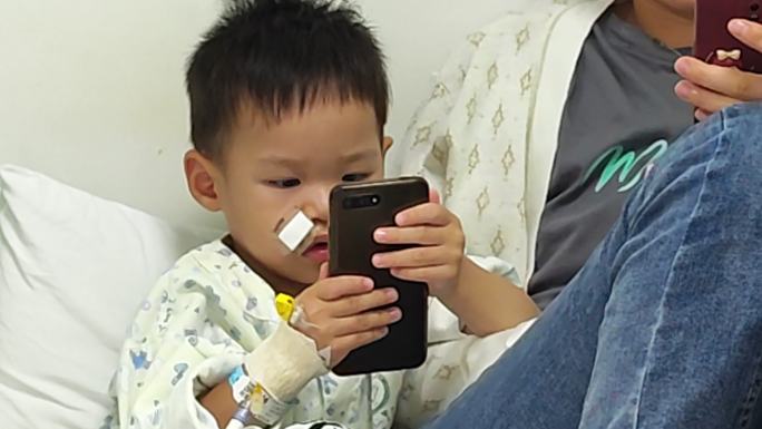 住院的小朋友玩手机