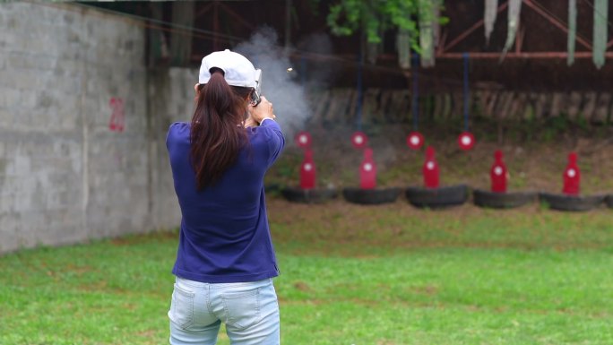 军事训练射击开枪