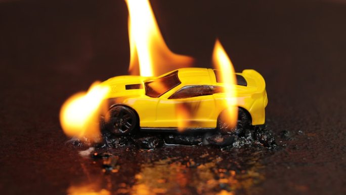 燃烧的黄色玩具汽车