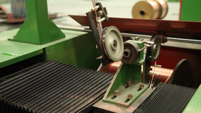 实拍现代化工厂一种转动齿轮拉丝设备