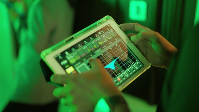 音响工程师在音乐会上使用数字平板电脑上的混音