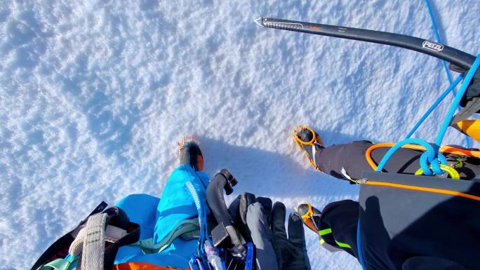 尼登贡嘎峰冰川上的攀登者的脚步