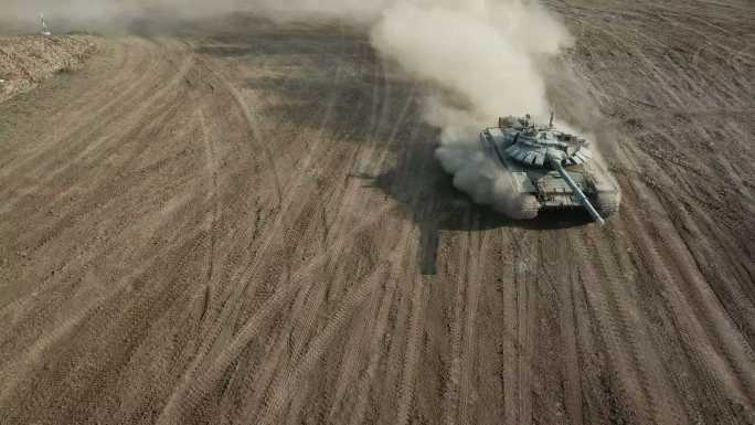 鸟瞰图-重型坦克越野行驶