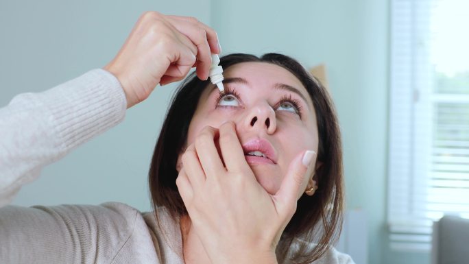 年轻女性滴眼液国外美女滴眼药水眼睛干涩