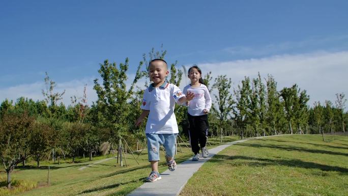 追逐嬉戏打闹童年童真小女孩小男孩笑脸开心