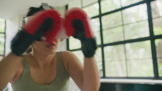 VR 360头戴式训练中年轻迷人的女子拳击，在虚拟现实中踢腿