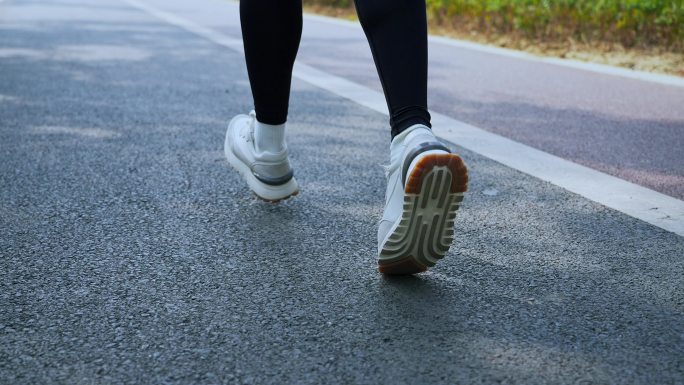 清晨在公园里跑步健身的女生