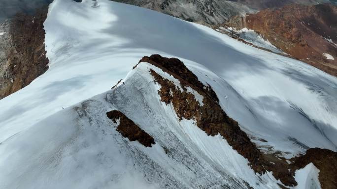 四川甘孜沙鲁里山脉尼登贡嘎峰