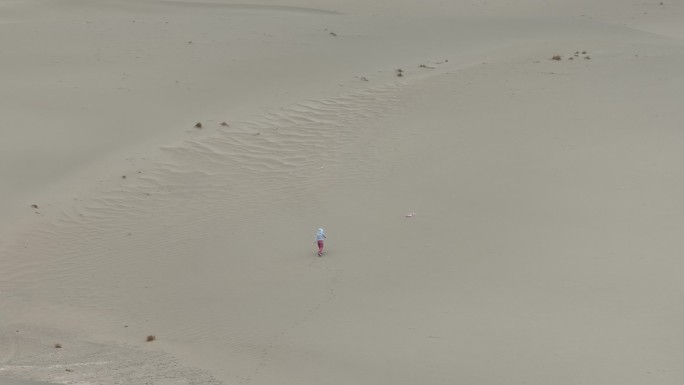 塔克拉玛干沙漠中行人