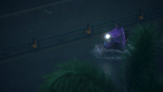 台风夜水中骑行