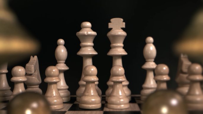 经典木棋游戏棕色棋子中的白色国王和王后棋子。4k库存视频