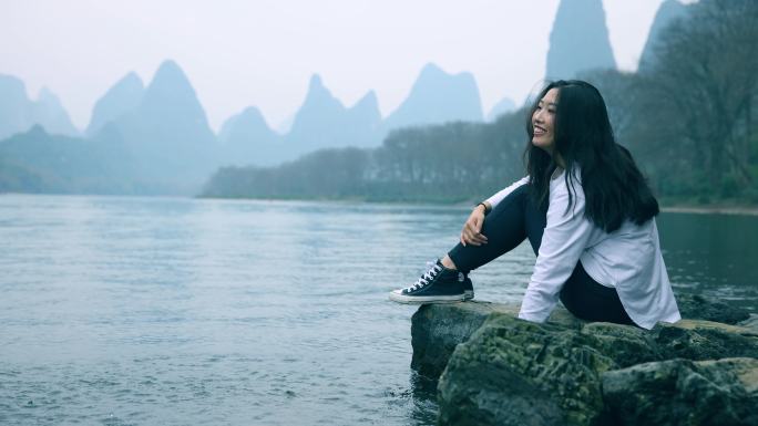 女徒步旅行者欣赏漓江风光，桂林，中国
