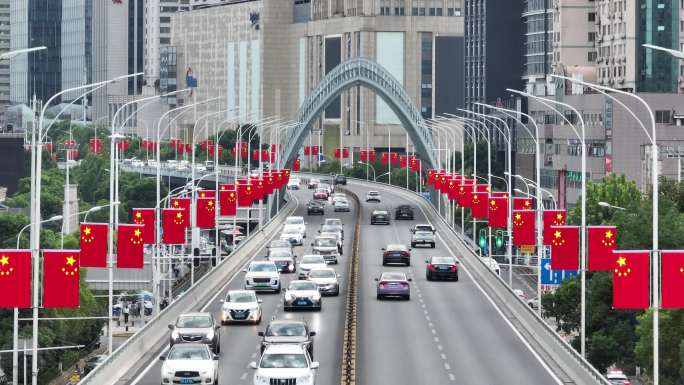 航拍武汉汉街中北路红旗国旗国庆车流高架桥