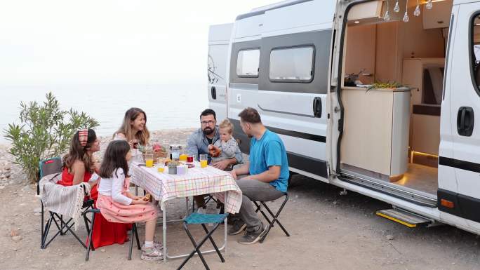 家人和朋友正在土耳其安塔利亚海滩附近的露营车上旅行