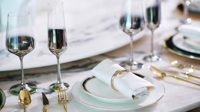 餐桌上高档精致的红酒杯和餐具
