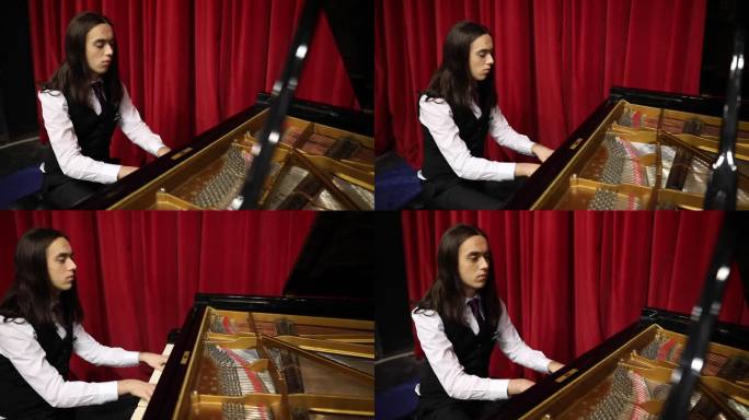 这位年轻的钢琴家以他最喜欢的方式度过他的时间。在剧院弹奏大钢琴。