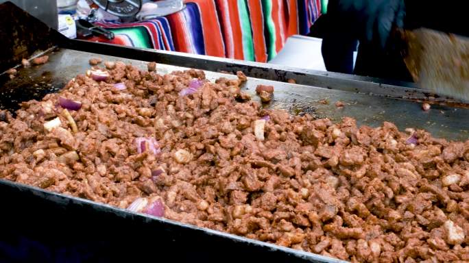 在烧烤街上烹饪猪肉玉米卷