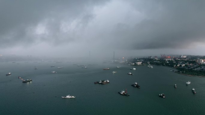 台风来袭航拍海面雨幕