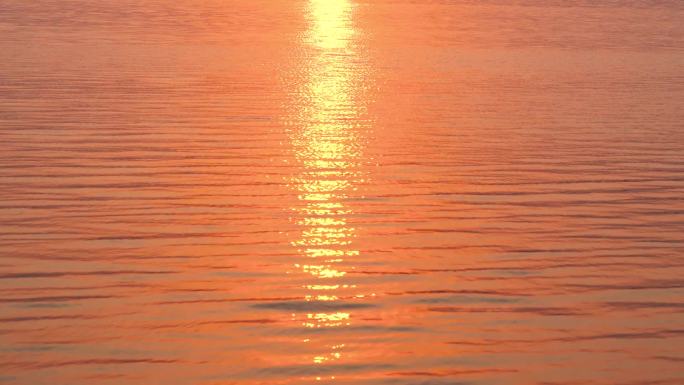 夕阳下波光粼粼的唯美湖面