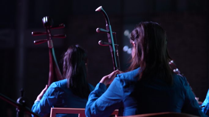 年轻女子乐队舞台演奏传统乐器二胡板胡实拍