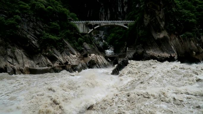 虎跳峡虎跳峡湍急河水气势磅礴