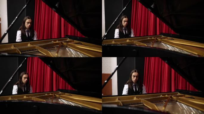 一位才华横溢的年轻钢琴家练习演奏莫扎特的第11钢琴奏鸣曲。