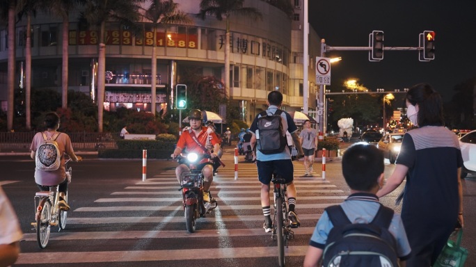 晚高峰车流人流，人来人往