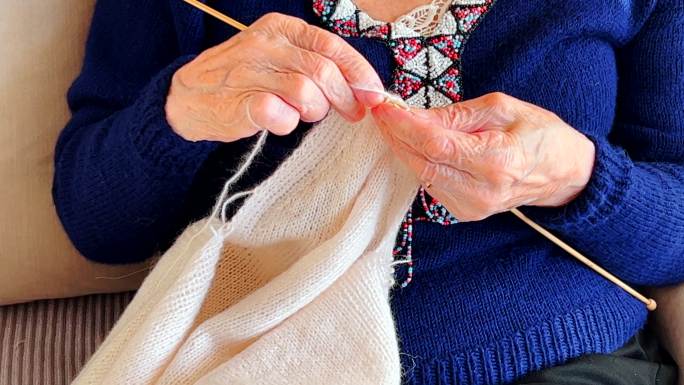老妇人在家编织织毛衣手工养老