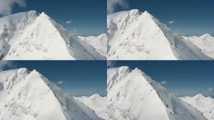 在当地滑雪度假区攀登雪山的滑雪者和单板滑雪者