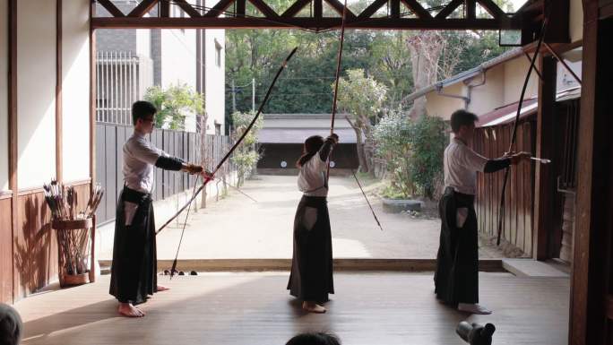 日本弓箭手在道场练习的后视图
