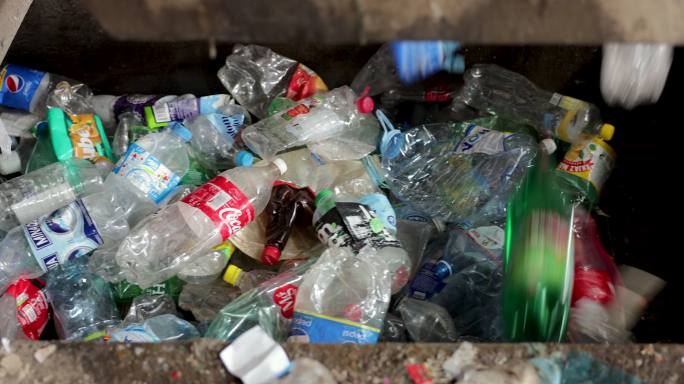 一组彩色塑料瓶垃圾分类处理保护爱护环境环